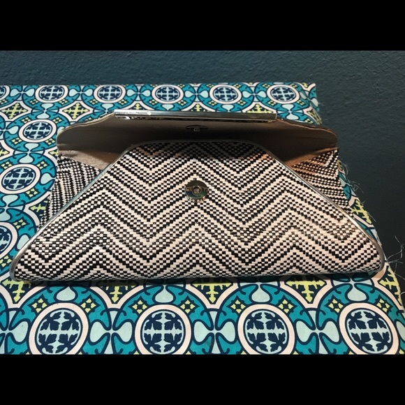 NWT! BCBG Max Azria Gorgeous Black & White Clutch - Picture 4 of 5